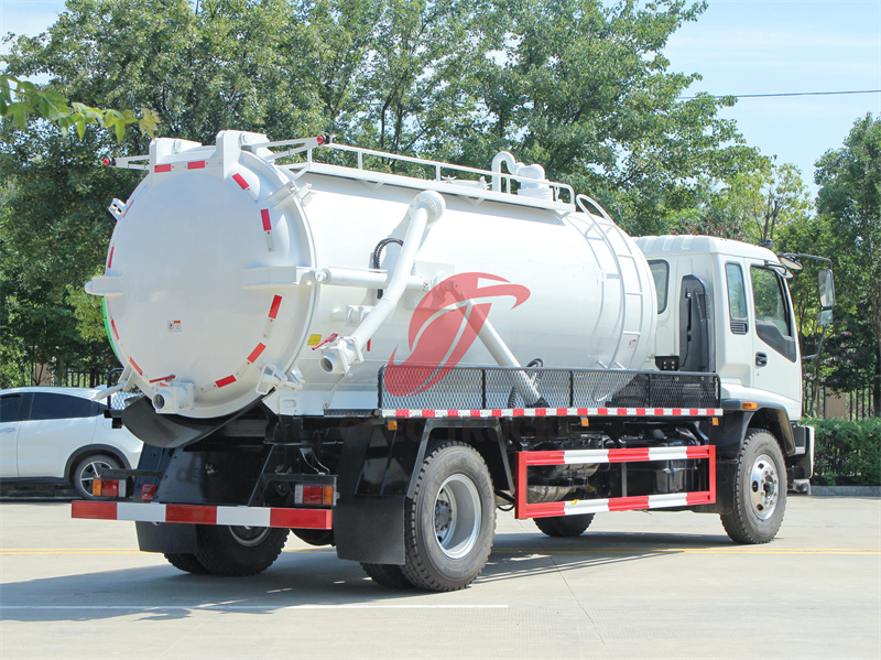 Isuzu lorry vacuum tankers