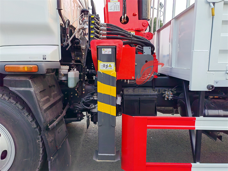 Isuzu FTR service truck 5tons crane