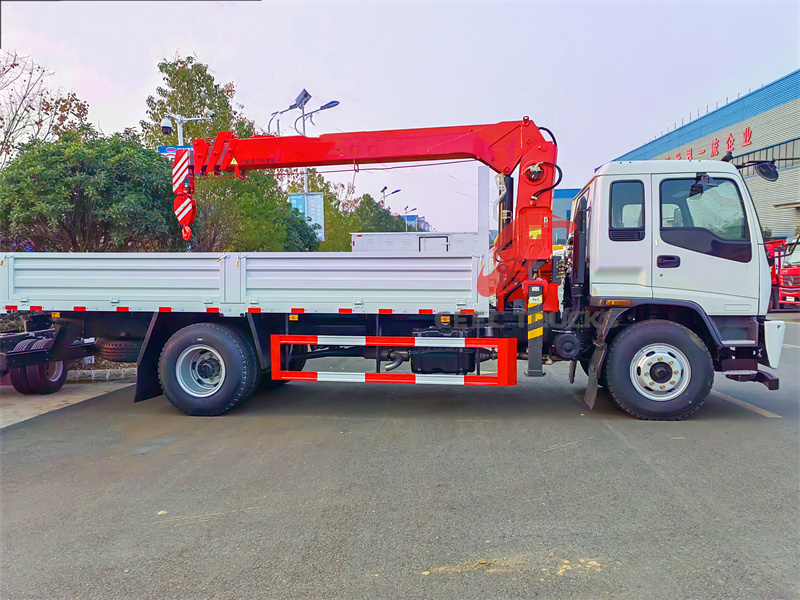 Isuzu FTR service truck 5tons crane