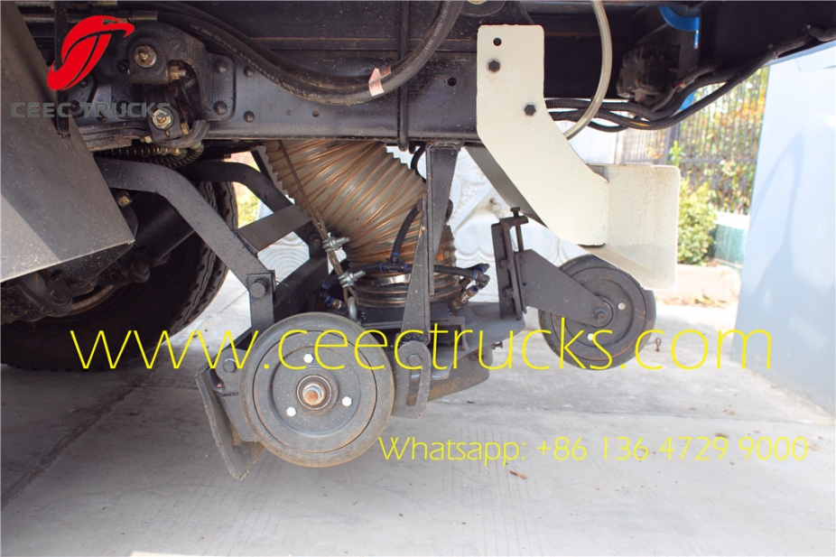 Dongfeng 7400kg gross weight road sweeping truck with sweeper and washer