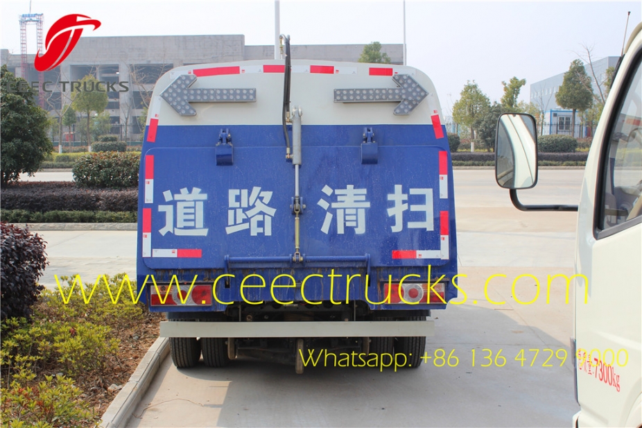 Dongfeng 4x2 road sweeper truck for public street sweeper truck for sale