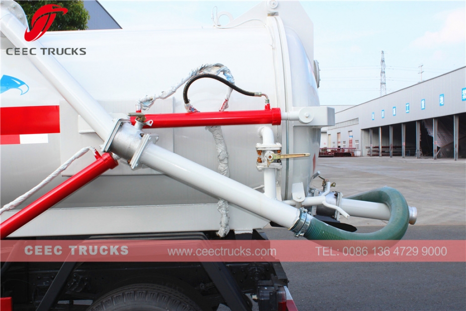 Low price Dongfeng 4,000L vacuum sewage suction truck