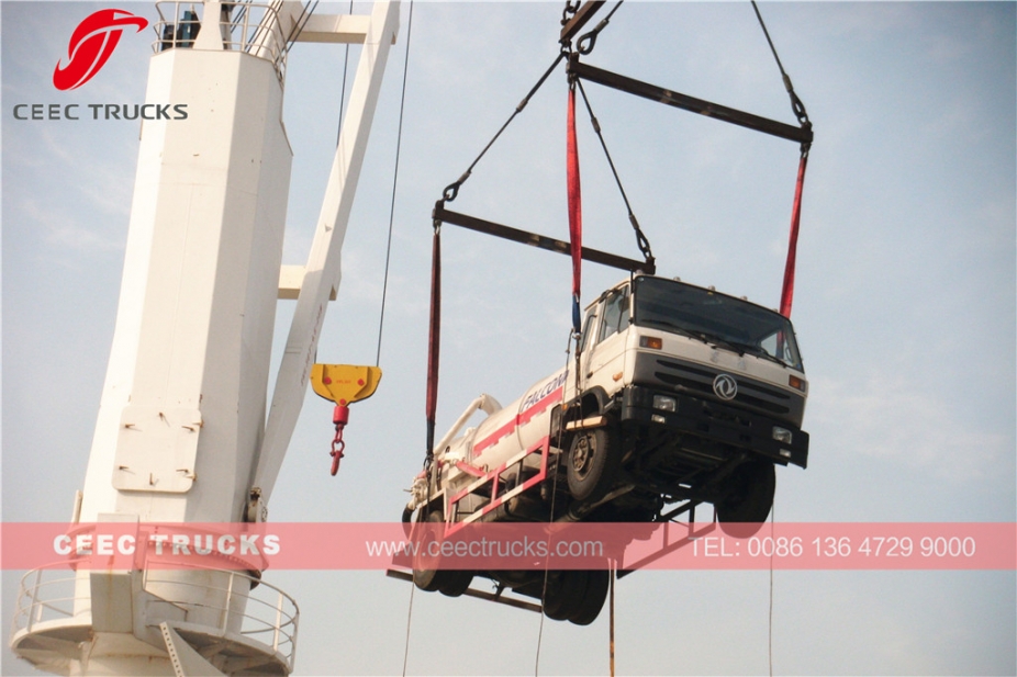 Low price Dongfeng 4,000L vacuum sewage suction truck