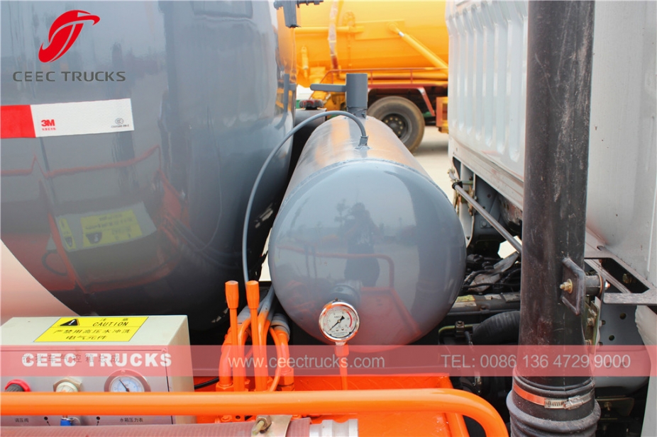 Dongfeng 4,000L Vacuum sewage tanker truck