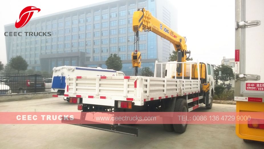 ISUZU 6300kg crane truck with double row cabin