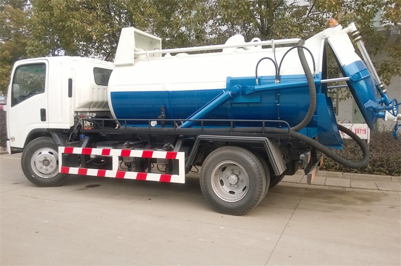 Isuzu NPR vacuum suction truck made in China