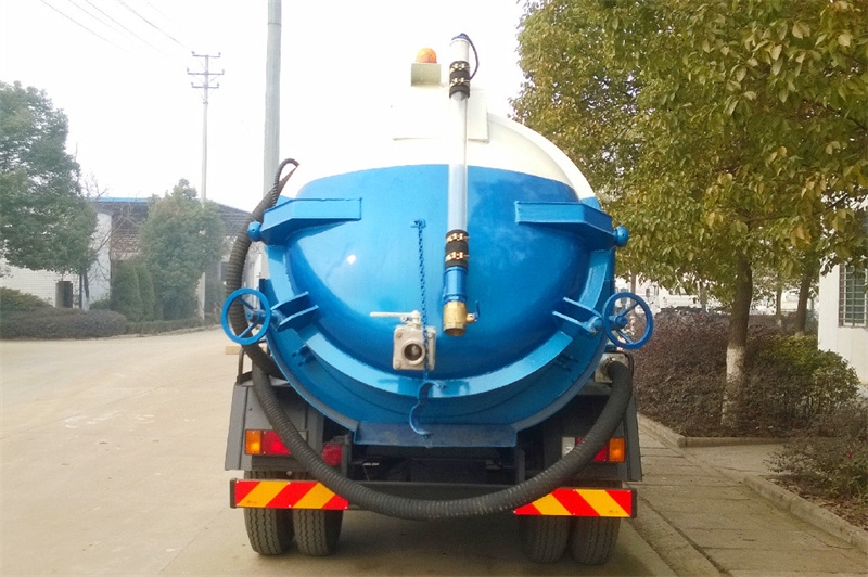 Isuzu NPR vacuum suction truck made in China