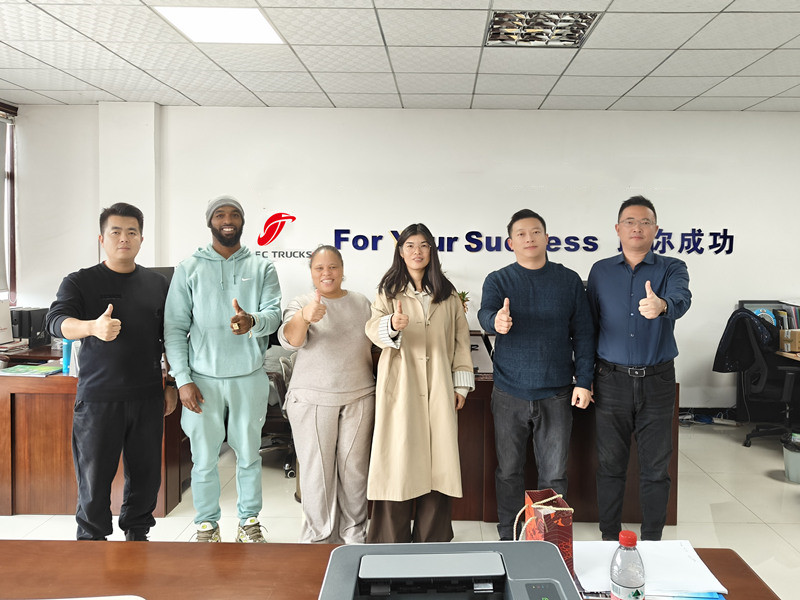 Эквадор тұтынушысы ISUZU қоқыс таситын көліктерін тексеру үшін CEEC зауытына барады